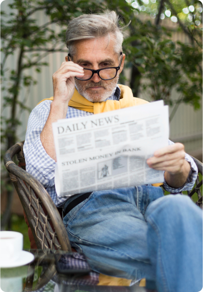 Homem lendo jornal